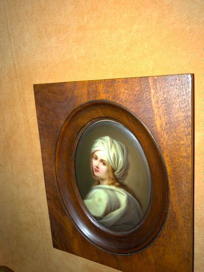 null Ecole du XIXe siècle, 

"Portrait de femme au turban"

Miniature ovale sur porcelaine

A...