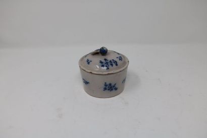 null Boite à fard en faience à décor bleu.

XVIIIe siècle.

H. : 8 cm (égrenures,...