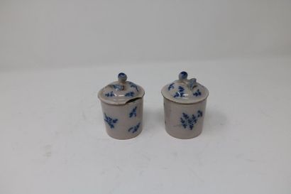 null Deux pots à crème en faience à décor en bleu.

XVIIIe siècle.

H. : 7 cm (manque...