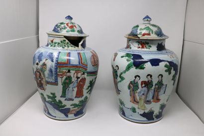 null Deux potiches couvertes en porcelaine et émaux Wucai.

Chine XVIIe siècle 

H....