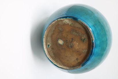 null Grand vase bouteille en porcelaine bleu turquoise .

Chine, période Kangxi

H....