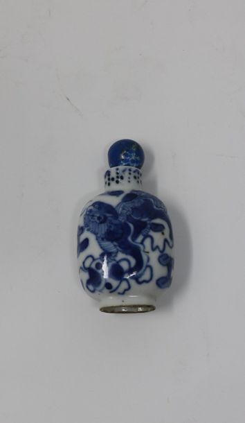 null Coupe en porcelaine bleu blanc, à décor des cinq chauves-souris wufu en médaillon...