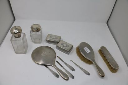 null Garniture de toilette montée en argent (950 millièmes) chiffré comprenant:

deux...