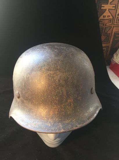 null Casque allemand modele 40.





bombe emboutie d'une seule pièce, traces d'oxydation...