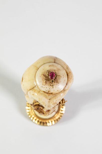 null Memento mori – XIXème siècle





Cachet en ivoire sculpté représentant un crâne...