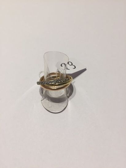 null BAGUE trois ors (750 millièmes) trois anneaux entrelacés dont un pavé de diamants.





Doigt...