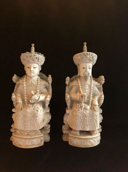 null Chine XIXème





Couple d'empereurs sculpture en ivoire, SSB.





H : 15c...