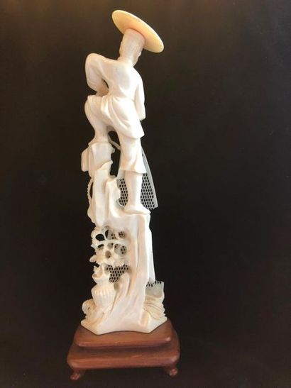 null Okimono en ivoire, fin XIXème siècle





Pêcheur à son filet.





H : 20 cm....