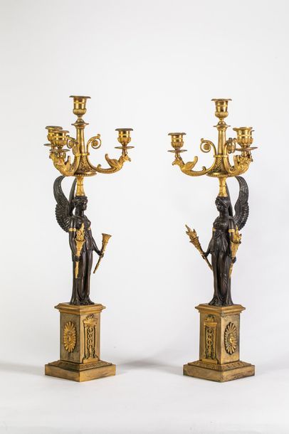 null Importante paire de candélabres en bronze patiné et doré, sculpté et ciselé....
