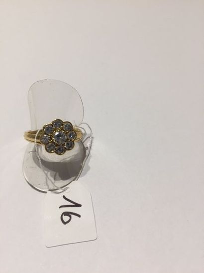 null BAGUE « fleur » en or jaune (750 millièmes) godronné, serti d’un diamant taille...