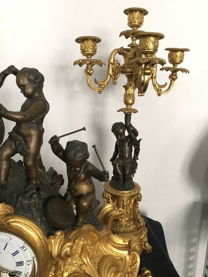 null Garnitures de cheminée en bronze et bronze doré comprenant :





Une pendule,...