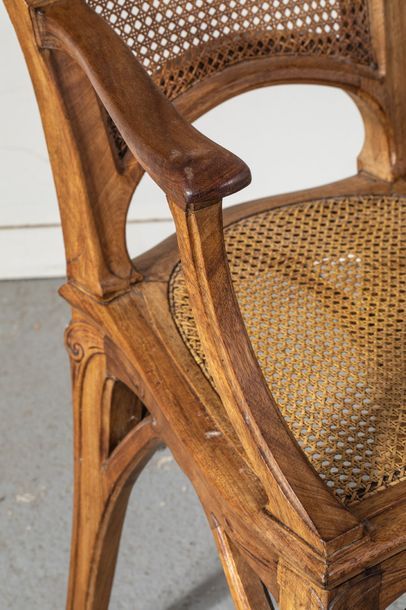 null Mobilier Art nouveau comprenant





Un fauteuil canné et une table volante
