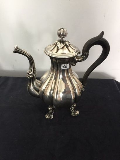 null CAFETIERE quadripode en argent (950 millièmes) à côtes et renflements. Anse...