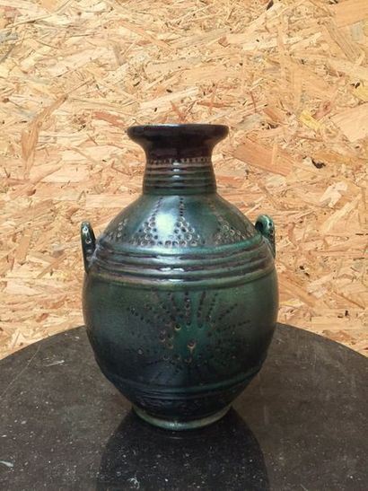 null PRIMAVERA

Vase bombé, à deux anses, orné d'un grand décor pointilliste

SSB,...