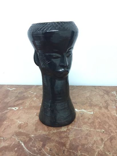 null Vase africaniste anthropomorphe 

Céramique émaillé noire et intérieur jaune

H...