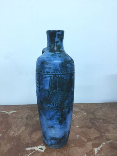 null Jacques BLIN (1920-1995)

Vase en céramique émaillée bleu

H21cm 

