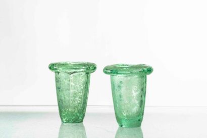 null Paire de vases cornet en verre soufflé, teinté vert

H18cm

