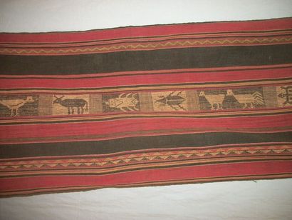 null Attapu, Laos, façonné de coton, rayé rouge et noir, décor broché d’animaux....