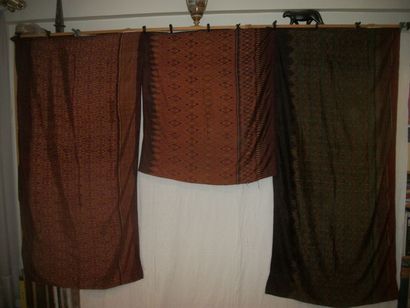 null Réunion de trois sarong ikat, Haut Vietnam, fond brun ou aubergine, décor flammé...