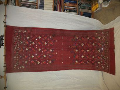 null Tenture Kutsch, Pakistan, fond rouge, décor imprimé en batik et brodé en soie...