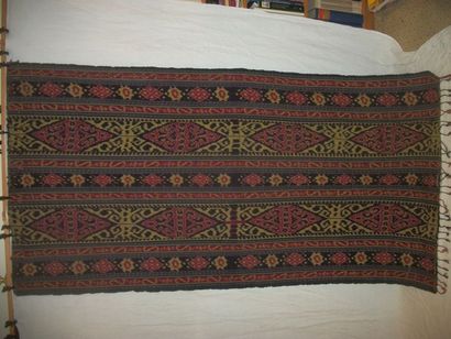 null Sarong ikat, Indonésie, Timor, fond noir, décor jaune et rouge de montants de...