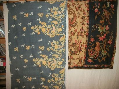 null Deux batiks Indonésie, coton imprimé, fond bleu ou noir, décor de palmes, fleurs...