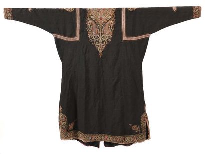 null Manteau, Inde, XIXème siècle, dans un tissage cachemire en laine noire décor...