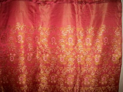 null Laize ou sari, Chine ou Inde, fond satin rouge, décor broché de fleurs dans...