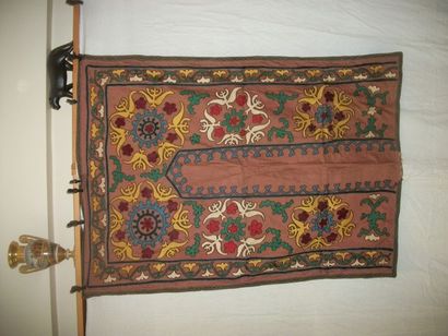 null Portière susani, Ouzbékistan, Samarkand, toile tabac brodée en laine polychrome...