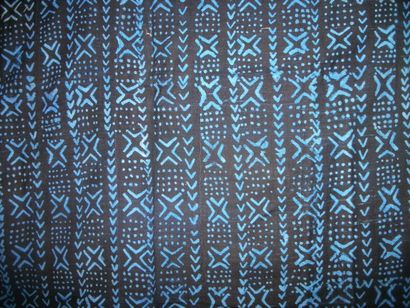 null Tenture, Tchad, fond bleu, décor tye and died de motifs géométriques. 1, 50...