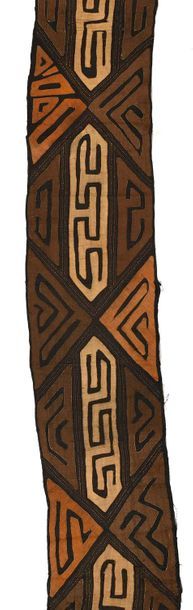 null Tchak du Kasai, Congo, tissage de raphia brun avec application de motifs losangiques...