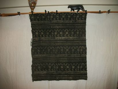 null Panneau « mud cloth », Mali, fond noir, décor teint « à la réserve », à l’argile,...