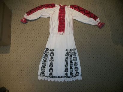 null Robe de mariée, Roumanie, coton blanc, plastron et manches brodés en rouge,...