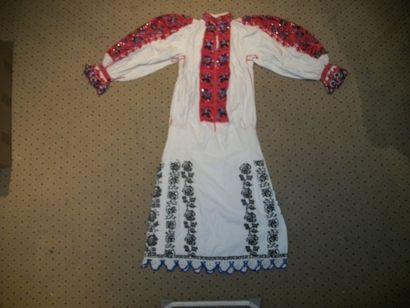 null Robe de mariée, Roumanie, coton blanc, plastron et manches brodé en rouge, décor...