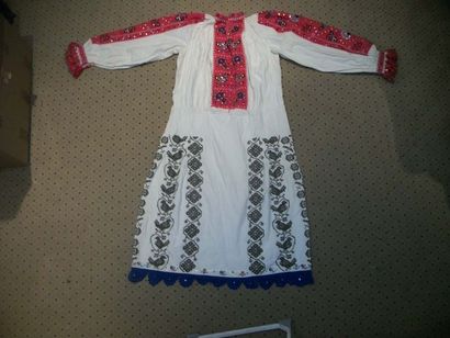 null Robe de mariée Hargita, Roumanie, coton blanc, plastron et manches brodés en...