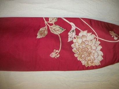 null Obi, Japon, satin sergé rouge, décor broché en camaïeu crème de fleurs de chrysanthèmes...