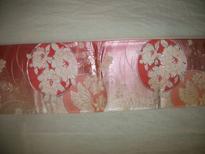null Obi, Japon, fond satin rose, décor crème et argent de ngerbes de fleurs et papillons...