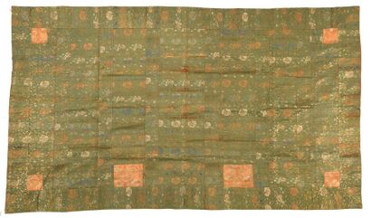 null Kesa à treize bandes, Japon, période Edo, vers 1800, fond satin vert, décor...