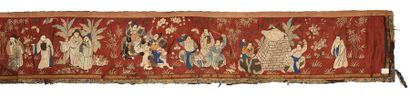 null Bandeau, Chine, vers 1900, fond satin rouge brique, décor brodé en soie polychrome...