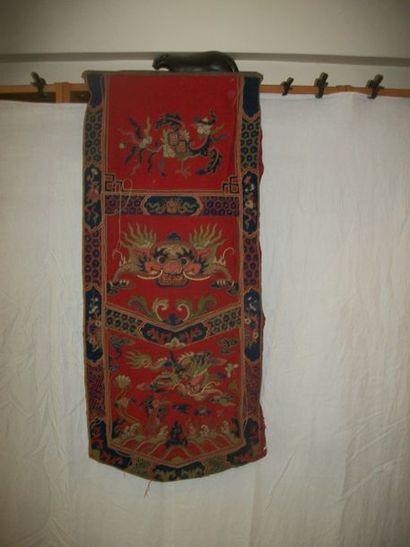 null Devant d’autel, Chine, vers 1900, feutre rouge, décor brodé en application de...