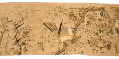 null Paire de rideaux, Chine du sud, circa 1900, twill brodé polychrome d’oiseaux...