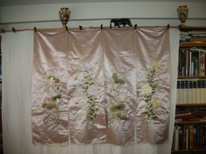 null Suite de quatre panneaux de paravent, Chine du Sud, circa 1900, satin rose brodé...