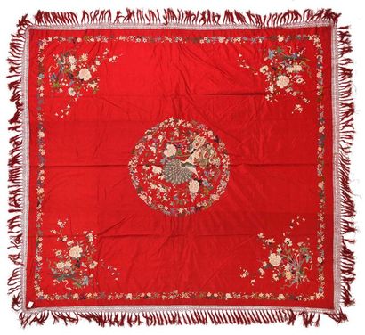 null Grand carré, Chine du Sud, circa 1900, satin rouge, décor brodé polychrome d’un...
