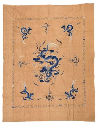 null Grand carré, Chine, lin beige brodé sur relief en camaïeu bleu d’un dragon,...
