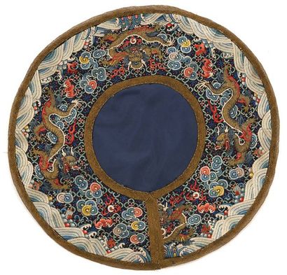 null Col, Chine, XIXème siècle, satin bleu, brodé en soie polychrome et fil d’or...