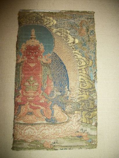 null Fragment de lampas, Chine, dynastie Qing, XVIIIème siècle, décor polychrome...