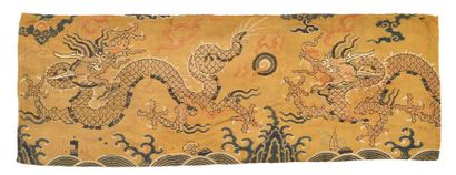 null Bandeau, Chine, dynastie Ming, fin XVIème début XVIIème siècle, fond satin jaune,...
