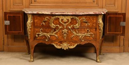 null Commode galbée en bois de placage marqueté de croisillons et pointes de diamant,...