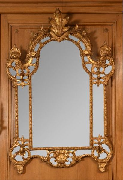 null Miroir à parcloses de forme mouvementée en bois sculpté et doré à décor de coquilles,...