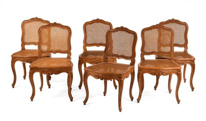 null Suite de six chaises cannées en bois naturel mouluré et sculpté (décapé), les...